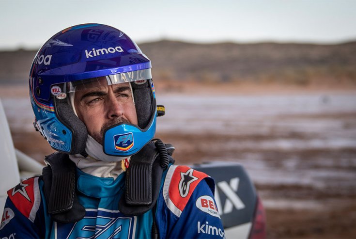 Fernando Alonso a teszten közelről, gondterhelt arccal