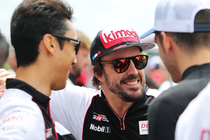 Fernando Alonso közelről a Toyota csapattagjai közt