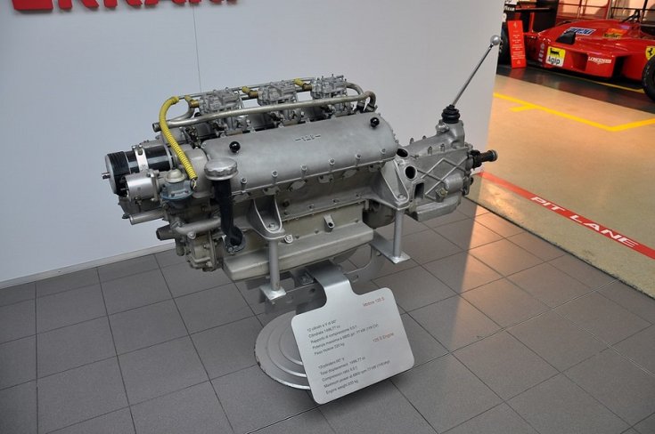 Ferrari 125 S motorja kiszerelve