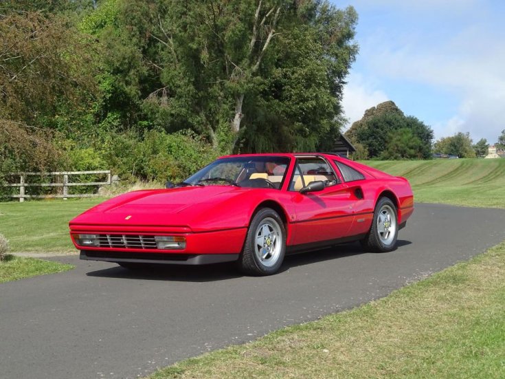 A keveset futott 1989-es Ferrari 328 GTS elölről negyvenöt fokban fotózva