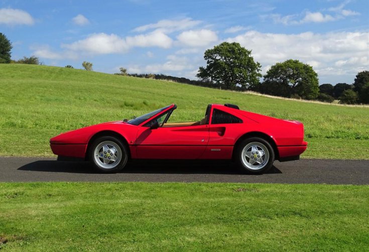 A Ferrari 328 GTS oldalról fotózva
