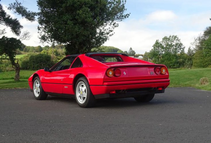 Az 1989-es Ferrari 328 GTS hátulról