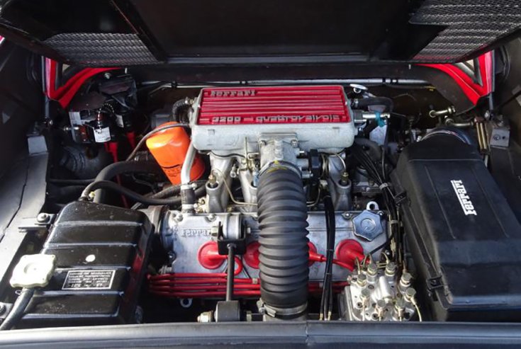 A 455 km-t futott Ferrari 328 GTS motortere
