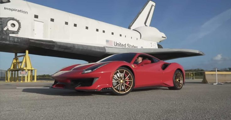 A Ferrari 488 Pista egy űrsikló mellett