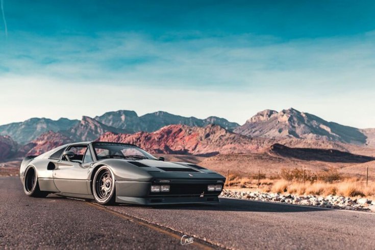 Ferrari BB3X8 resto-mod hegyes környezetben szemből 45 fokos szögből