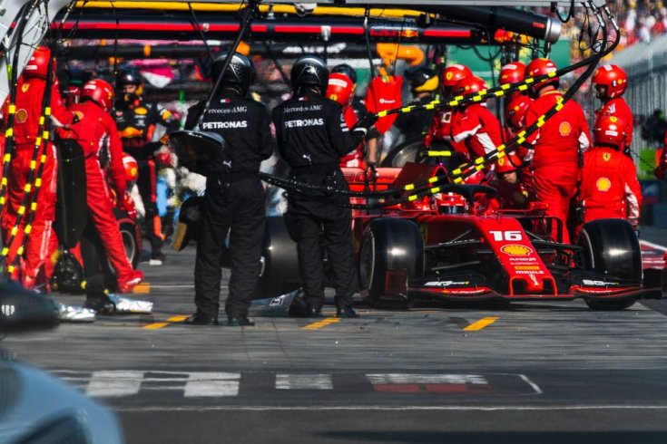 időmérő edzésen egy Ferrari