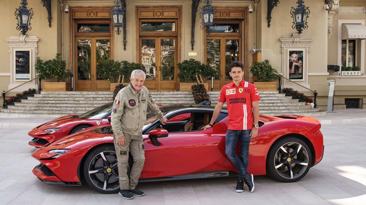 A kaszinó előtt álló két autó és Charles Leclerc és Claude Lelouch