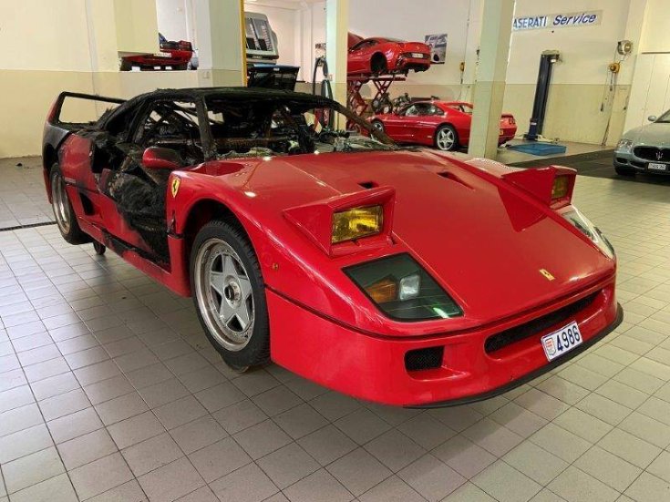 kiégett Ferrari szemből