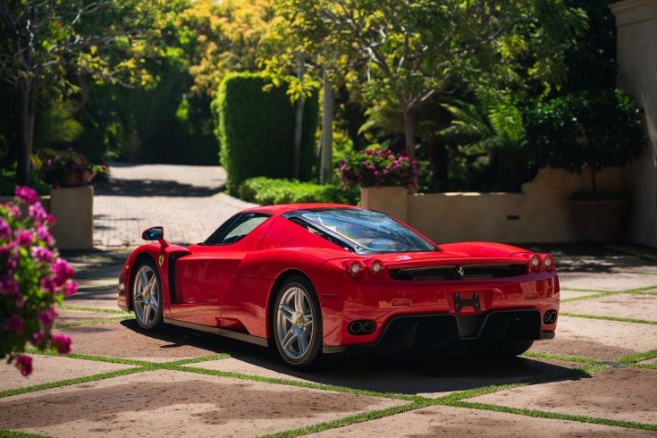 Enzo Ferrari hátulról