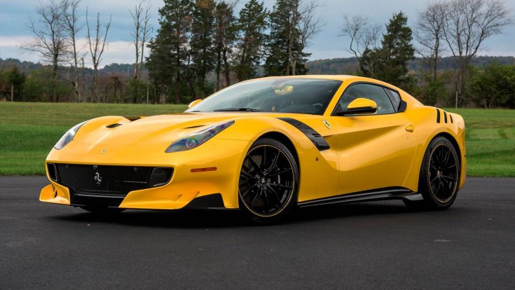 sárga Ferrari F12 TDF