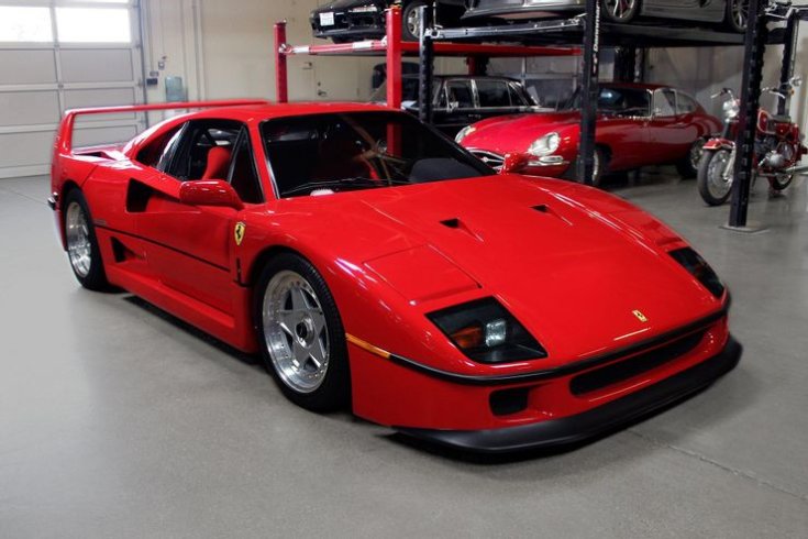 Ferrari F40-es modell féloldalról egy garázsban