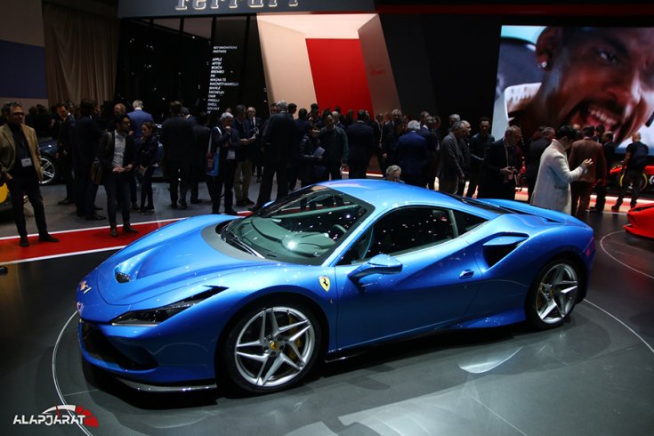 Ferrari F8 Tributo a Genfi Autószalonon oldalról fotózva