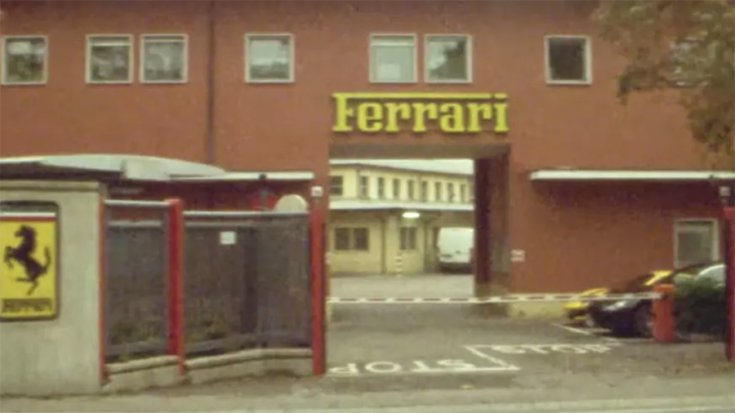 A Ferrari gyár bejárata korabeli felvételen