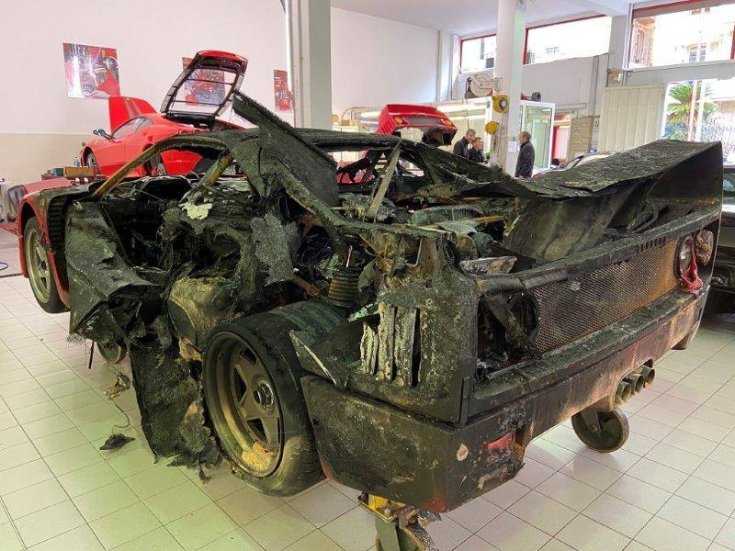 kiégett Ferrari hátulról