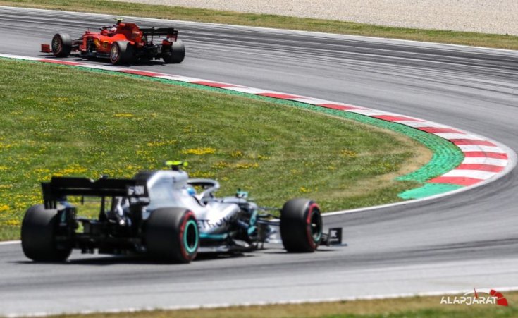 A Ferrarit üldözi a Mercedes versenyzője