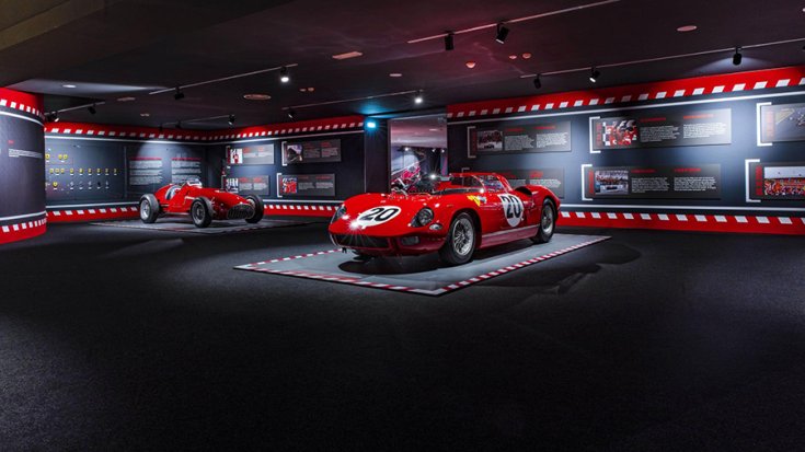 A Scuderia Ferrari két ikonikus modellje a maranellói kiállítás egyik sarkában