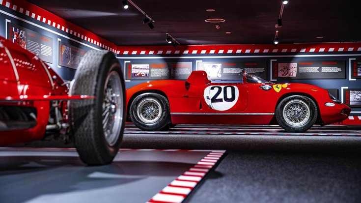 Ferrari 275 P lentről fotózva a tárlaton