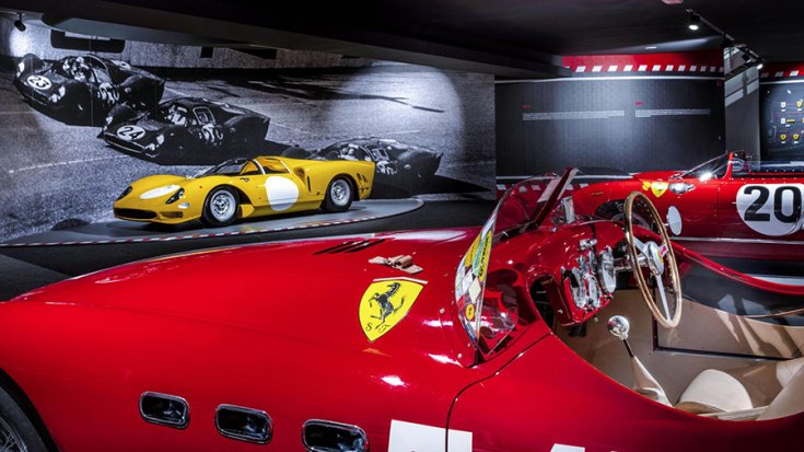 Ferrari 330 P4 előtérben két másik modellel