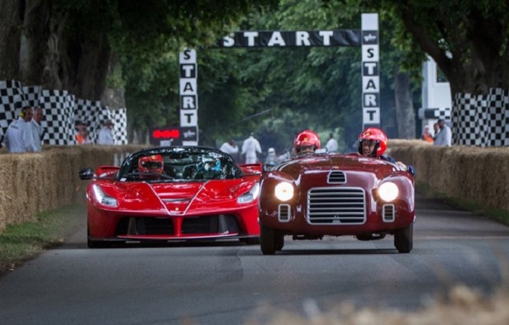 Ferrari 125 S, mögötte pedig a Ferrari LaFerrari