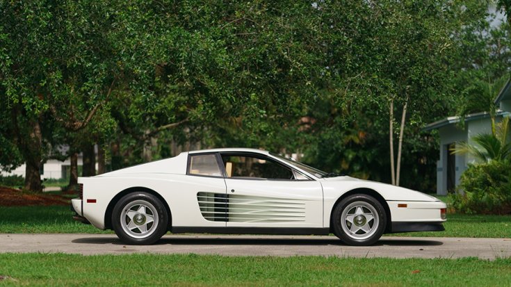 A Ferrari Testarossa oldalról fotózva