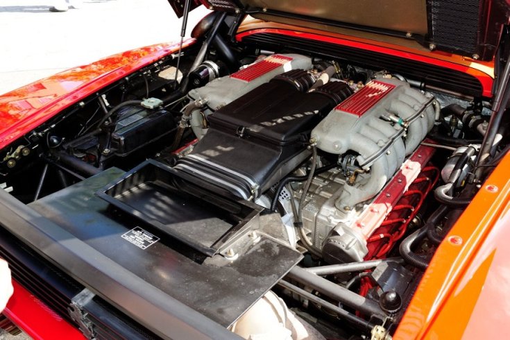 Ferrari Testarossa boxer 12 hengeres motorja
