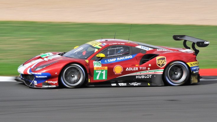 Ferrari 488 GTE versenyautó oldalról