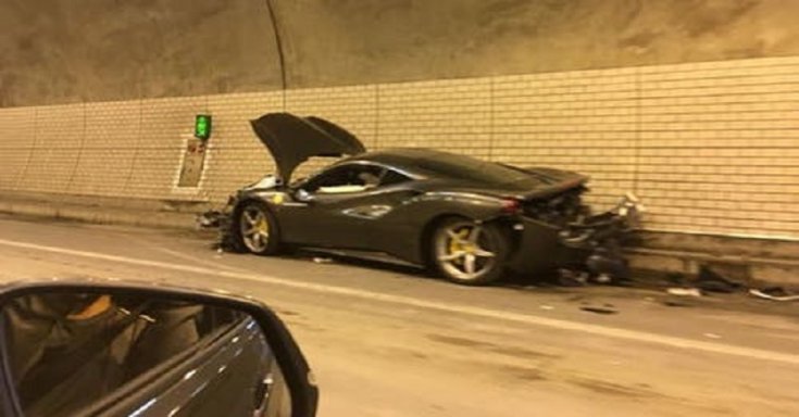 Összetört Ferrari oldalról