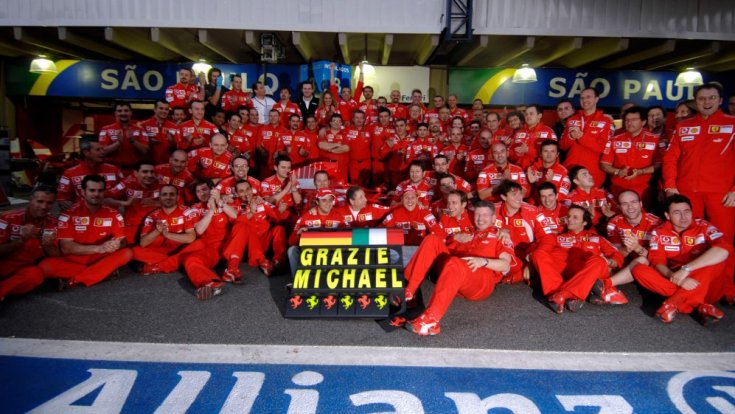 A Ferrari istálló Schumacherrel együtt ünnepli bajnoki címét