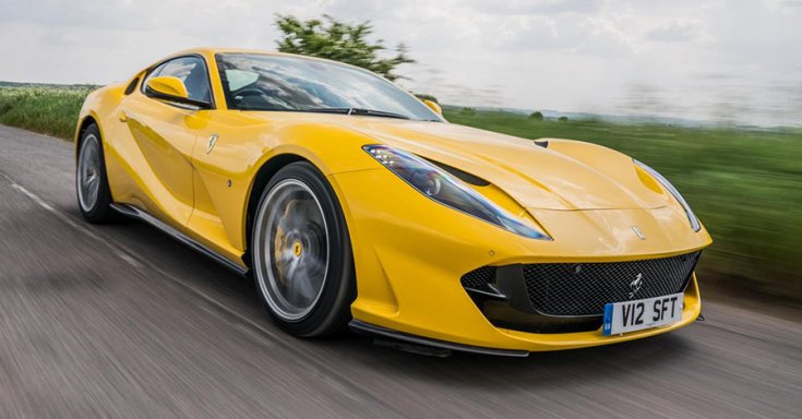 Egy sárga Ferrari 812 Superfast menetközben suhanva