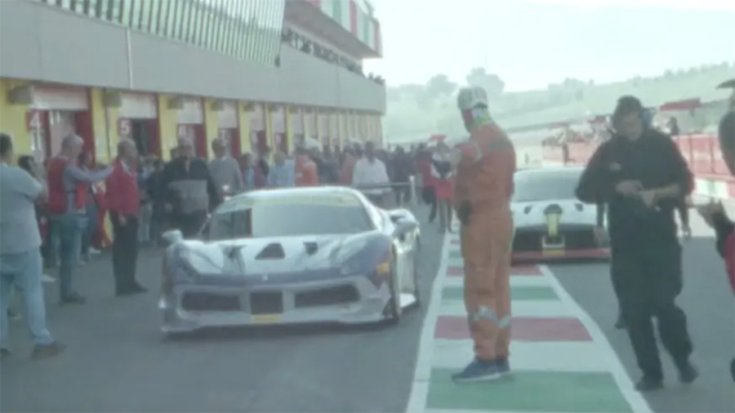 A Ferrari Challenge boxutcája a Super 8-ra rögzítve