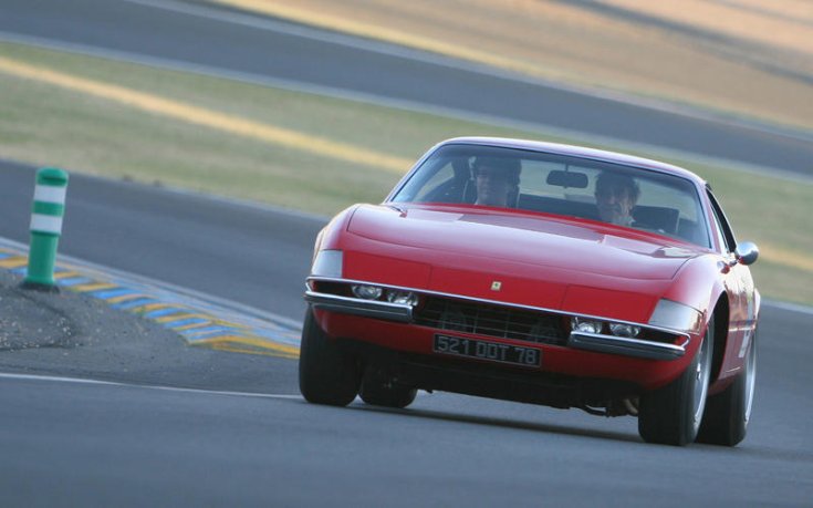 A Ferrari Daytona szemből egy versenypálya kanyarjában