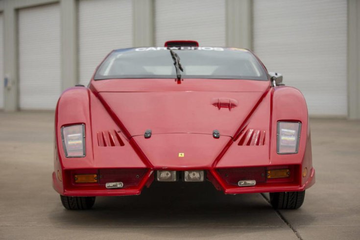 Ferrari Enzo replika elölről garázsok előtt