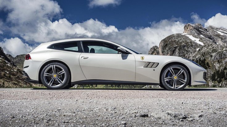Egy hófehér Ferrari GTC4 Lusso oldalról fotózva
