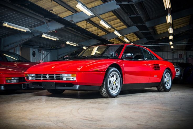 Ferrari Mondial szemből egy garázsban, piros színben