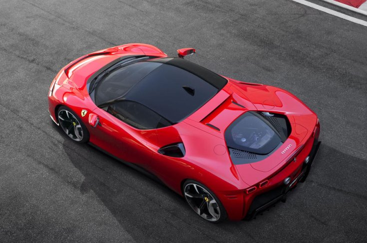 A Ferrari SF90 Stradale fentről fotózva