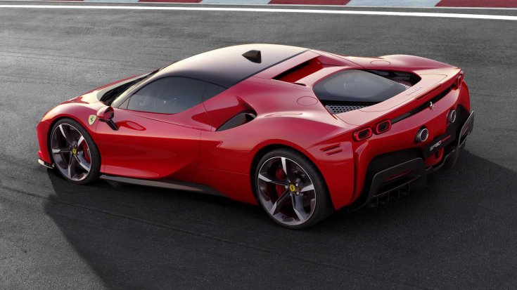 A Ferrari klasszikus vörös színű fényezésében pompázó SF90 Stradale egy versenypályán, hátulról, oldalról