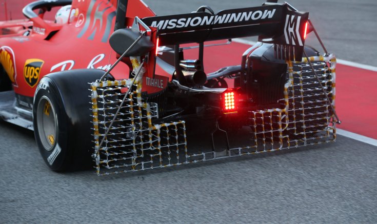 a Ferrari hátsó szárnyára aggatott légáramlást vizsgáló ketreccel