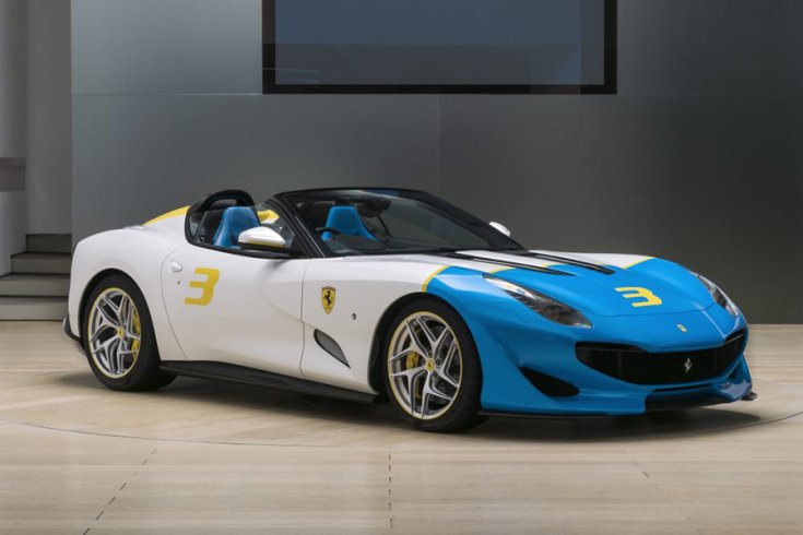 Ferrari SP3JC oldalról fotózva egy garázsban