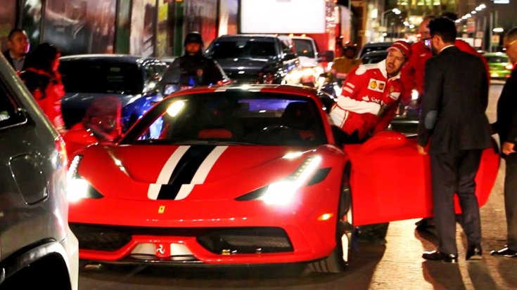 Sebastian Vettel egy városban egy Ferrarival