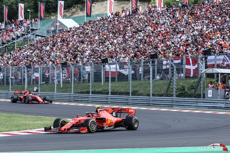 A két Ferrari az egyes kanyarban