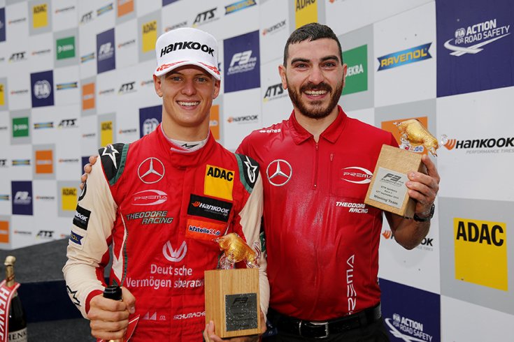 Mick Schumacher és a Prema képviselője a trófeákkal