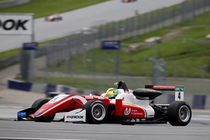 Mick Schumacher F3-as autója oldalról