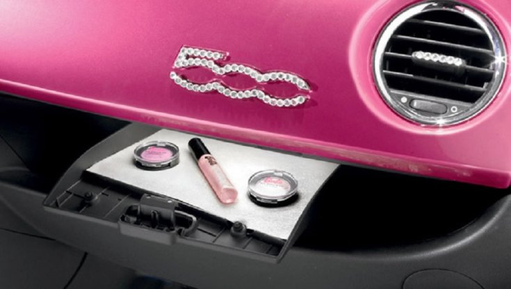 Fiat 500 sminkek a kesztyűtartóban