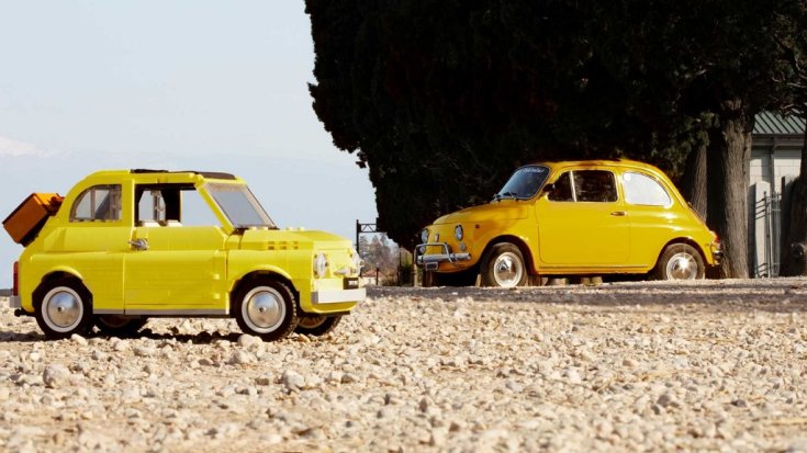 Fiat 500 LEGO és Fiat 500 életnagyságú egymással szemben leparkolva