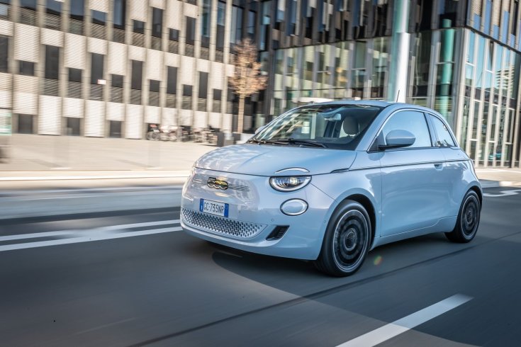 elektromos Fiat 500 szemből, menet közben