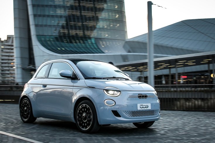 Fiat 500e szemből, menet közben