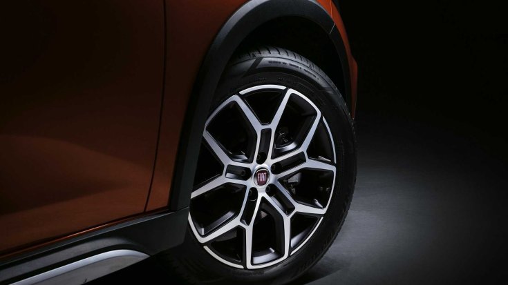2021-es Fiat Tipo modell első kereke közelről