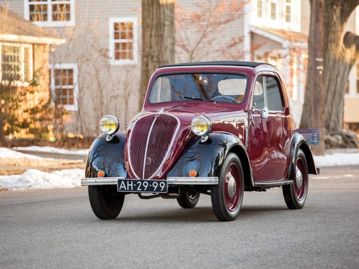 RM Sotheby’s 1936 Fiat 500 Topolino, Fiat 500 kabrió, Simca 5, meggyvörös fekete, elölnézet, balról