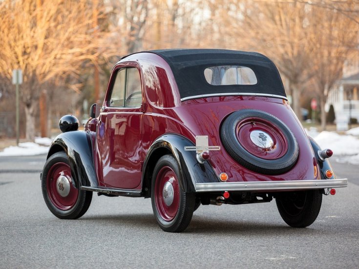 RM Sotheby’s 1936 Fiat 500 Topolino, Fiat 500 kabrió, Simca 5, meggyvörös fekete, hátulról, balról