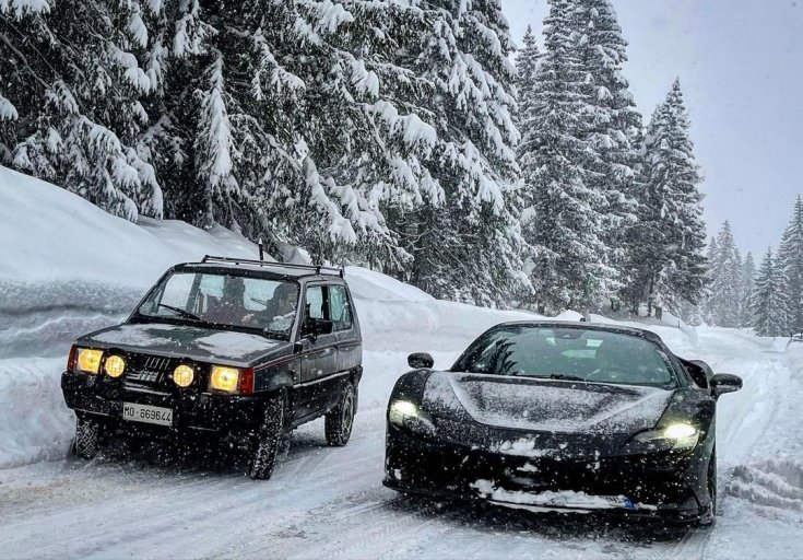 Ferrari SF90 Stradale a Fiat Panda 4x4 mellett